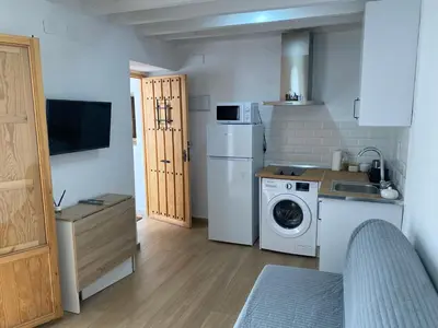 a kitchen with a washing machine and a washer at EL VENENCIADOR in Jerez de la Frontera