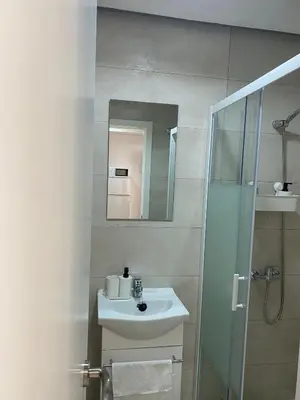 a bathroom with a sink and a mirror at EL VENENCIADOR in Jerez de la Frontera