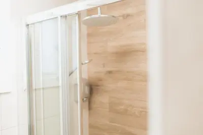 a bathroom with a shower with a glass door at Apartamento 