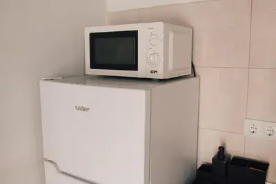 a microwave sitting on top of a refrigerator at Apartamento 