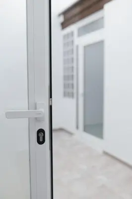 an open door in a building with a door handle at Apartamento 