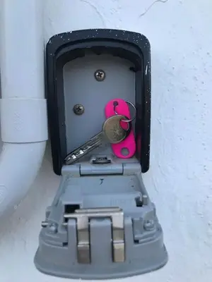 a metal box with a pair of keys in it at Conil, Colorado 2 rustico y económico in Conil de la Frontera