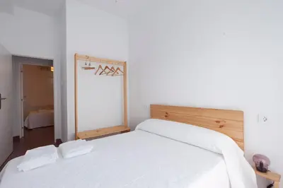 a bedroom with a white bed and a mirror at Precioso y luminoso apartamento Calle Corredera. Casco Histórico in Arcos de la Frontera