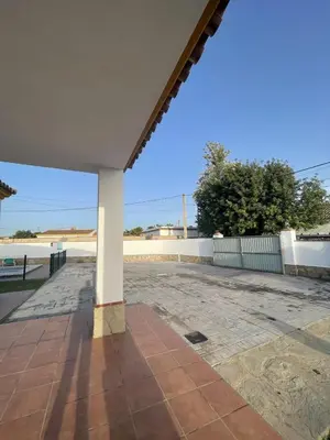 a white column in the middle of a patio at CASA SUROESTE in Conil de la Frontera