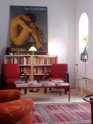 a living room with two couches and a book shelf with books at La Casa Grande in Arcos de la Frontera