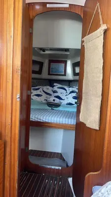 a small room with a bed on a boat at Velero en el corazón de El Puerto de Santa María in El Puerto de Santa María