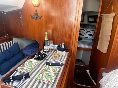 a small boat with a table and a bottle of wine at Velero en el corazón de El Puerto de Santa María in El Puerto de Santa María