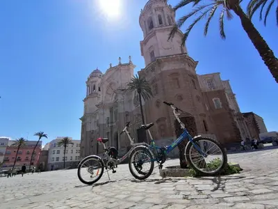two bikes are parked in front of a building at Apartamento Suite CALETA in Cádiz