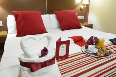 a hotel room with a tray of food on a bed at Hotel Regio 2 in Cádiz