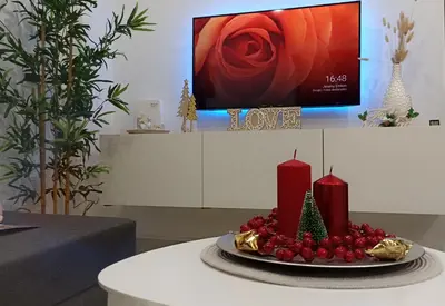 a table with two red candles and a flower at Apartamento Catamarán in El Puerto de Santa María