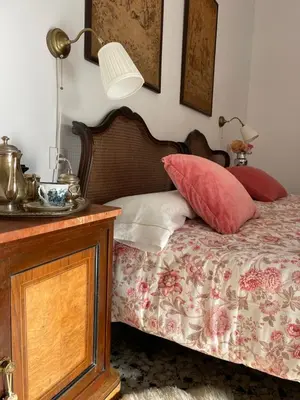 a bedroom with a bed with pillows and a lamp at Gran casa señorial de 300m en centro histórico in El Puerto de Santa María