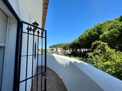 a gate on the side of a building with a fence at Chalet Edén Azul in Chiclana de la Frontera