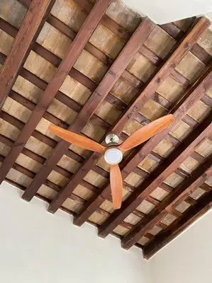 a ceiling fan hanging from a wooden ceiling at Gran casa con balcón para grupos en centro histórico in El Puerto de Santa María