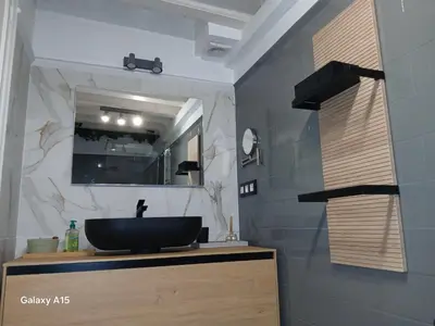 a bathroom with a black sink and a mirror at Apartamento 