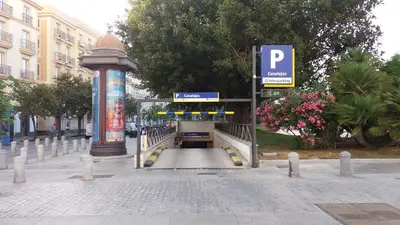 a bridge over a street with a parking sign at Apartamento 