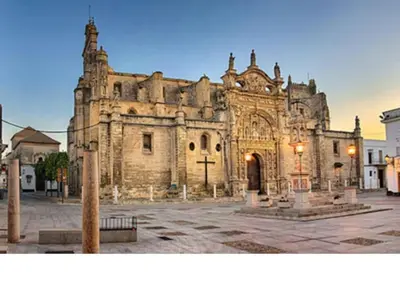 an old stone building with a fountain in front of it at P Casa con Azotea privada y Céntrica. WiFi+Netflix in El Puerto de Santa María