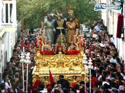 a large crowd of people standing around a gold throne at Miriam Costa de la luz 2 in Jerez de la Frontera