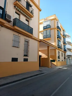 an empty street in a city with buildings at Piso Calzada de la Infanta Tres Carabelas Sanlúcar de Barrameda in Sanlúcar de Barrameda