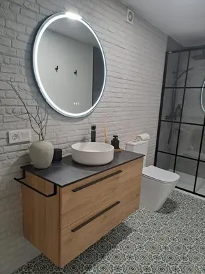 a bathroom with a sink and a mirror at Apartamento El Mirador del Paso (Feel Cádiz) in Cádiz