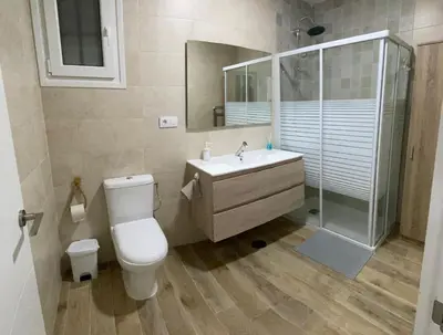 a bathroom with a toilet and a sink and a shower at Fantástico piso reformado zona centro San Miguel in Jerez de la Frontera