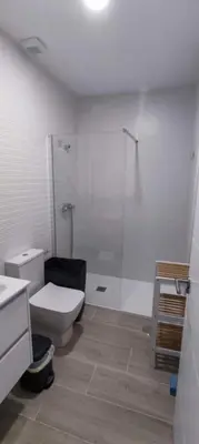 a bathroom with a toilet and a shower at Guesting Hospital in Cádiz