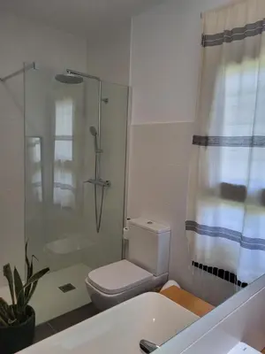 a bathroom with a toilet and a shower and a sink at Family house with nice garden 10min from Sanlúcar in Sanlúcar de Barrameda