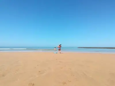 a couple of people standing on a beach at Piso de dos dormitorios en el centro de Sanlúcar de Barrameda in Sanlúcar de Barrameda