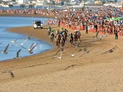 a group of people riding horses on the beach at Piso de dos dormitorios en el centro de Sanlúcar de Barrameda in Sanlúcar de Barrameda