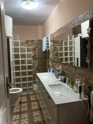 a bathroom with two sinks and a toilet at Piso de dos dormitorios en el centro de Sanlúcar de Barrameda in Sanlúcar de Barrameda