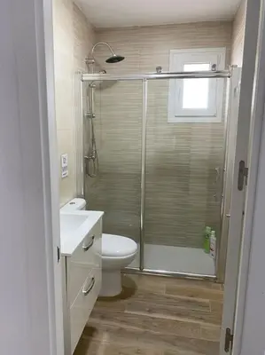 a bathroom with a shower and a toilet and a sink at Precioso apartamento con patio/terraza Zona centro in Jerez de la Frontera