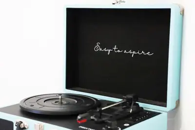 a computer monitor with a record player on top at Amores Loft Rural in Alcalá de los Gazules