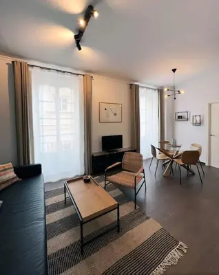 a living room with a couch and a table at Casa Odisea Cádiz in Cádiz
