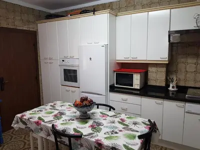 a kitchen with a table with a bowl of fruit on it at Casa con Piscina Privada y Barbacoa en Chiclana Capacidad hasta 10 personas in Chiclana de la Frontera