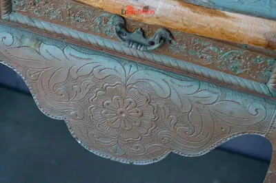 an old wooden table with a floral design on it at El Anfitrión - Barra del río in Sanlúcar de Barrameda