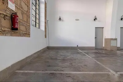 an empty room with a fire hydrant on the wall at Loft Bodega San Blas con porche y parking in Jerez de la Frontera