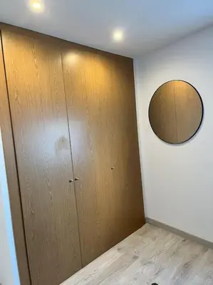 a room with a wooden door and a mirror at Ático centro in El Puerto de Santa María