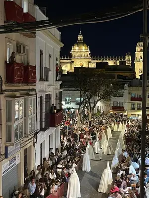 a crowd of people watching a fashion show at night at BF BOUTIQUE JEREZ in Jerez de la Frontera