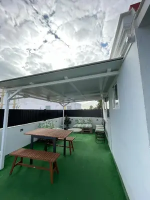 a patio with benches and tables on a roof at Dúplex Céntrico perfecto para el disfrute in El Puerto de Santa María