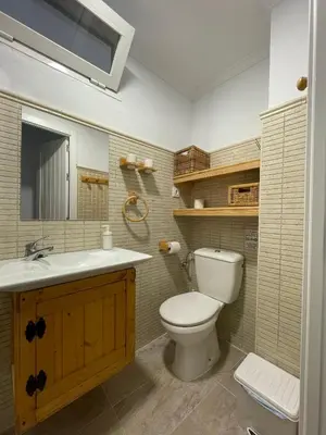a bathroom with a toilet and a sink at Piso Céntrico perfecto para hospedarse in El Puerto de Santa María