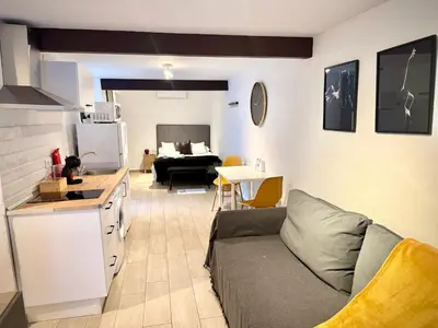 a living room with a couch and a kitchen at La Faraona in Jerez de la Frontera