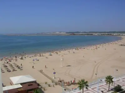 a beach with a lot of people on it at Apartamento Paola in El Puerto de Santa María