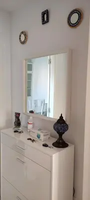 a mirror on top of a dresser in a room at Apartamento TomCar Piscina, Pádel, wifi y zonas comunes in Sanlúcar de Barrameda