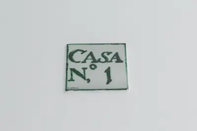 a sign that reads casa no on a white wall at Apartamento Playa de Regla con terraza. 1. in Chipiona