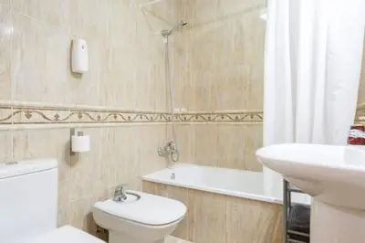 a bathroom with a toilet and a sink and a bath tub at Apartamento FEDUCHY 10 min de la playa 2 baños in Cádiz
