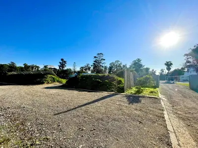 a dirt road with the sun in the sky at Minichalet El Molino 1 in Chiclana de la Frontera