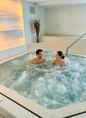 a man and woman in a jacuzzi in a bathtub at Del Mar Hotel & Spa in El Puerto de Santa María