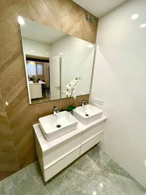 a bathroom with two sinks and a large mirror at Apartamento Cádiz Costa in Cádiz