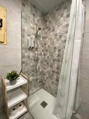 a bathroom with a shower with a shower curtain at Apartamento Jerez Sherry in Jerez de la Frontera