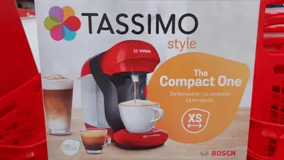 a red mixer in a box with a cup of coffee at PISABEL in Sanlúcar de Barrameda