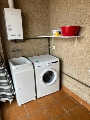 a washing machine and a washer in a room at Ático primera línea de playa. in Cádiz